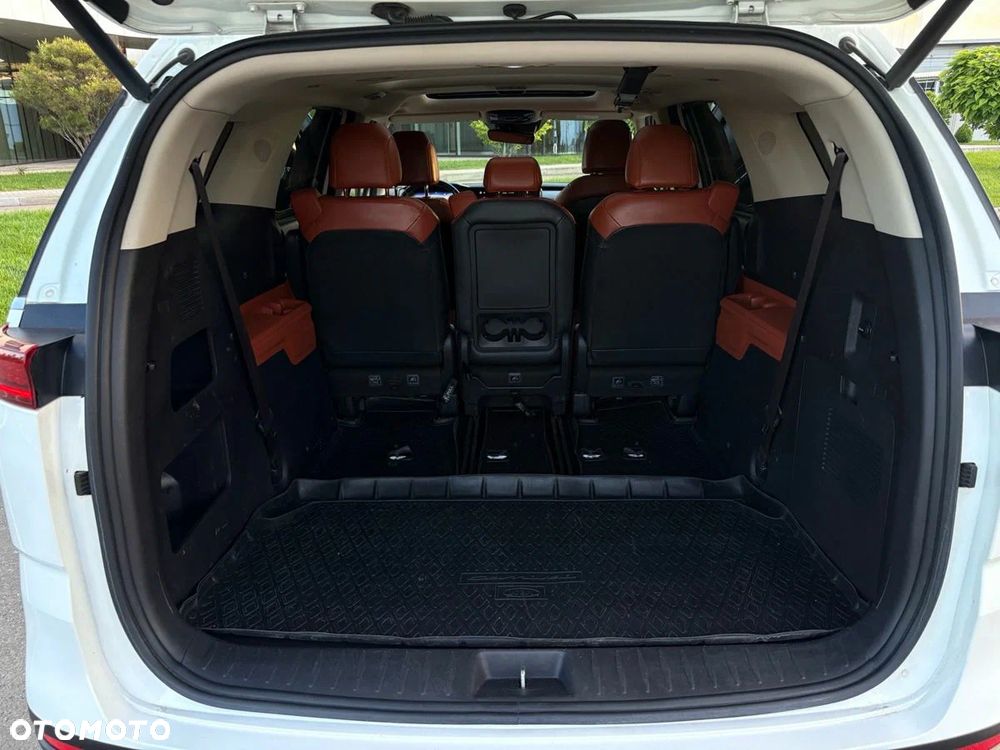 Kia Carnival - 32