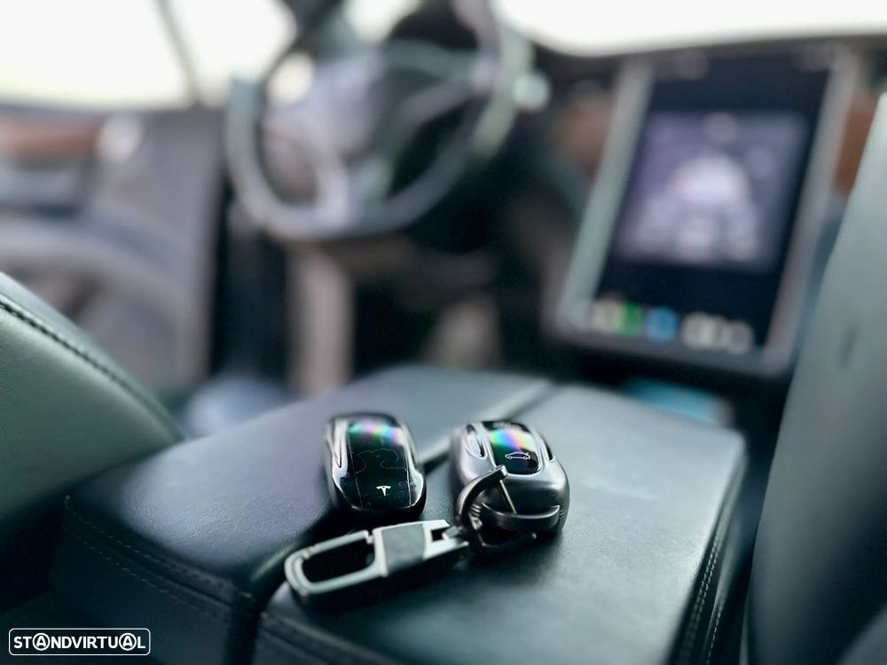 Tesla Model X - 17