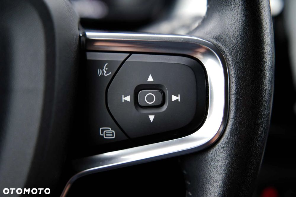 Volvo XC 40 B4 B AWD DKG Momentum Pro - 17