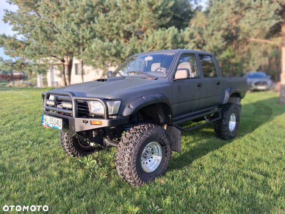 Toyota Hilux 4WD SR5 - 40