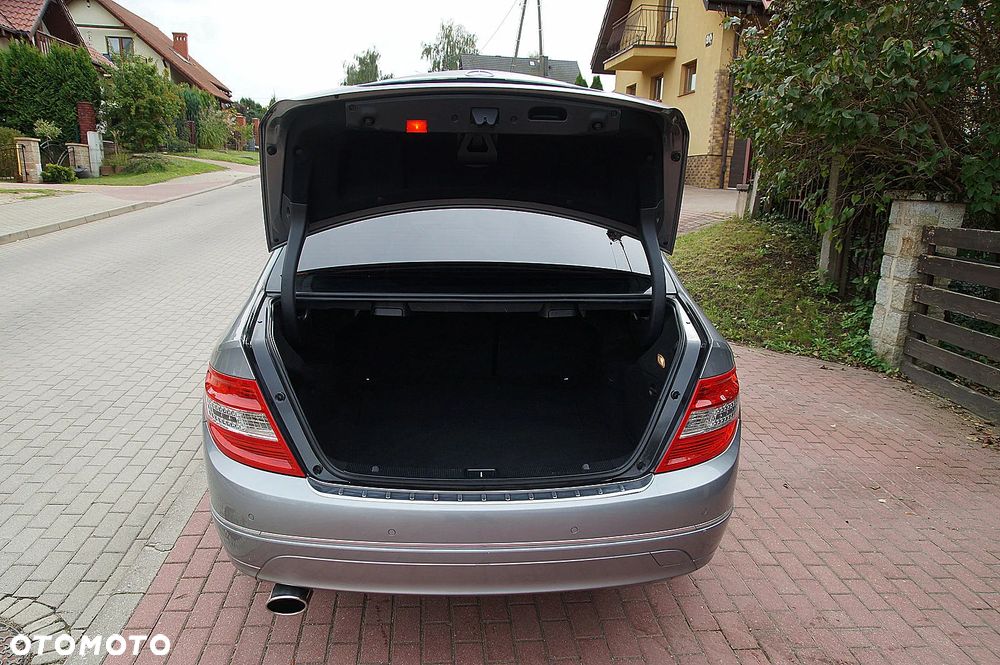 Mercedes-Benz Klasa C 180 CGI BlueEff Avantgarde - 23