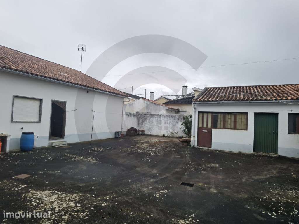 Moradia T3 Térrea com Excelente Potencial na Zibreira - Grande imagem: 2/13