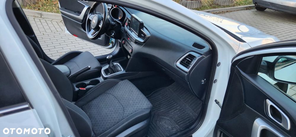 Kia Ceed - 11