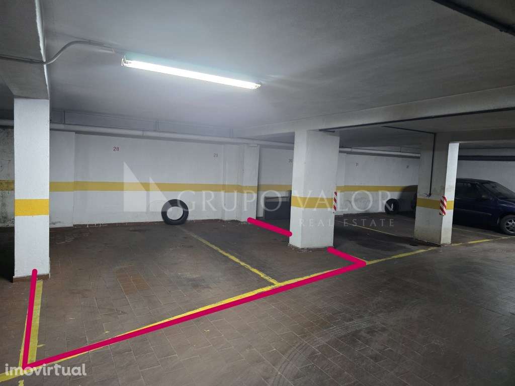 Parqueamento automóvel com portão automático - Rua das Figueiras-Ri... - Grande imagem: 2/5