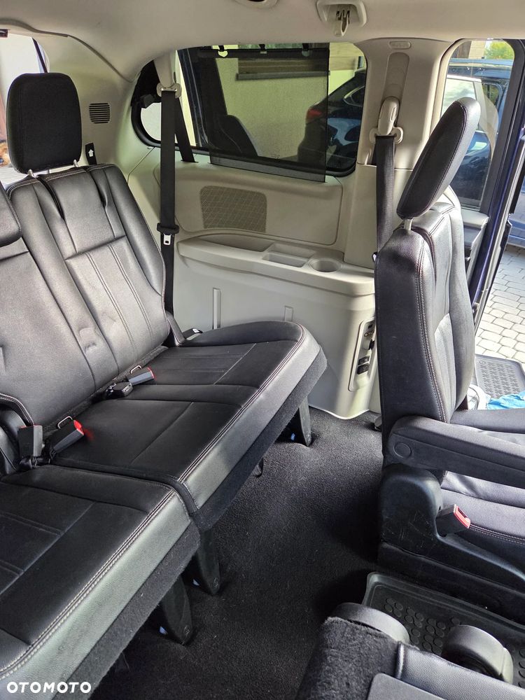 Chrysler Town & Country - 16