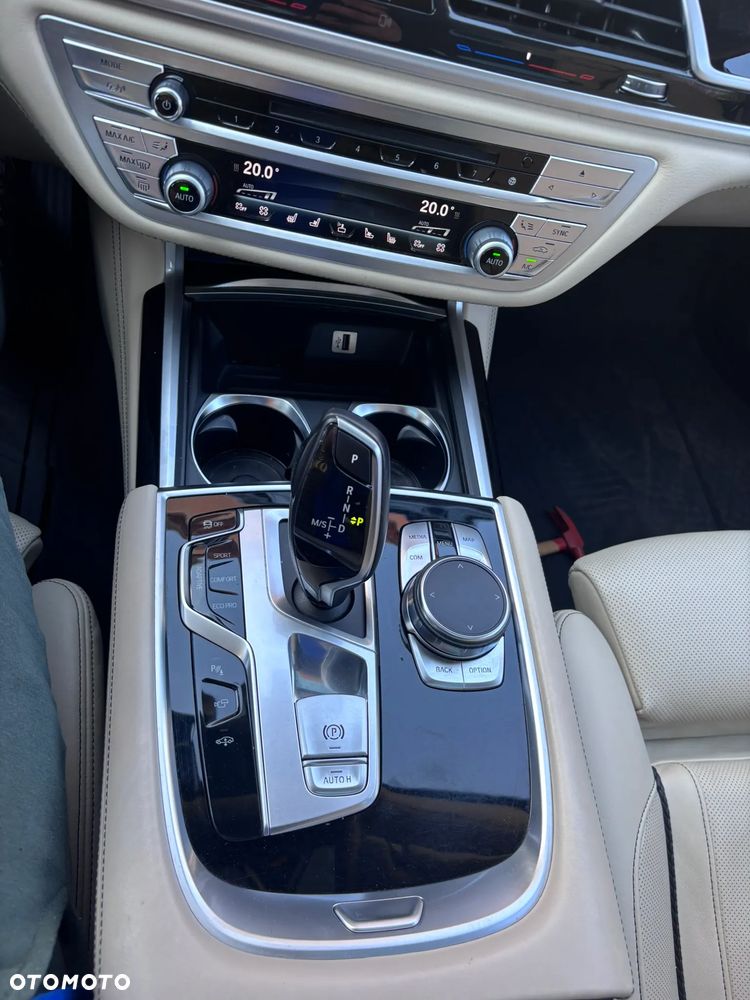 BMW Seria 7 750i xDrive - 13