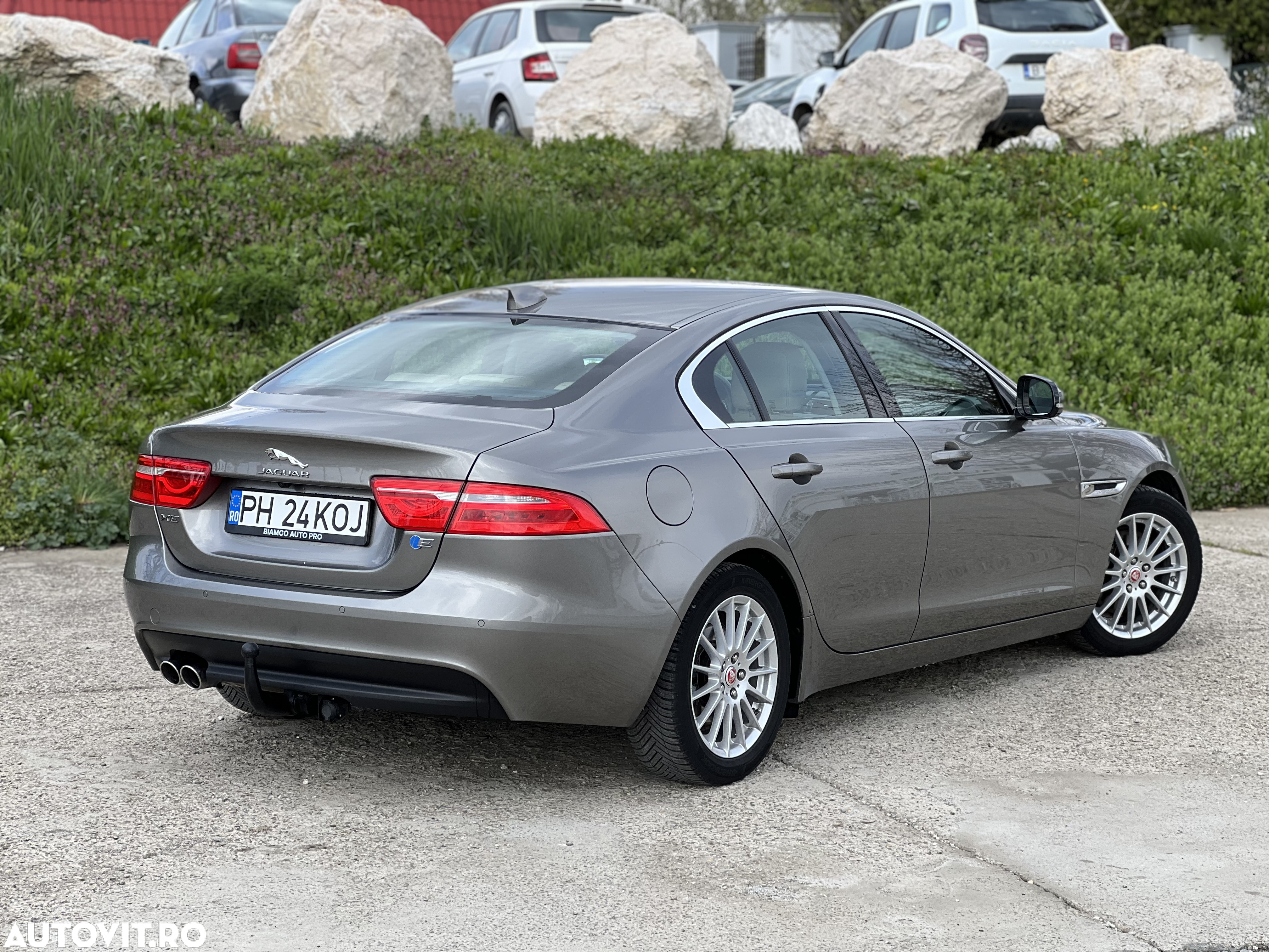 Jaguar XE 2.0 R-Sport - 4