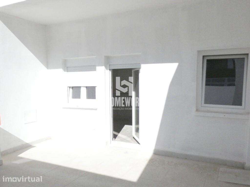 Apartamento T1 com Terraço e Cozinha Totalmente Equipada no Barreiro - Grande imagem: 2/10