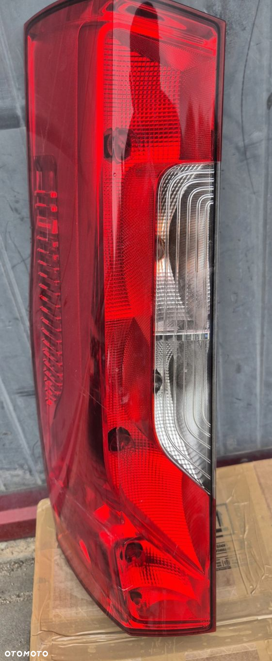 Mercedes-Benz OE SPRINTER A907 A910 lampa tylna LEWA LED FURGON