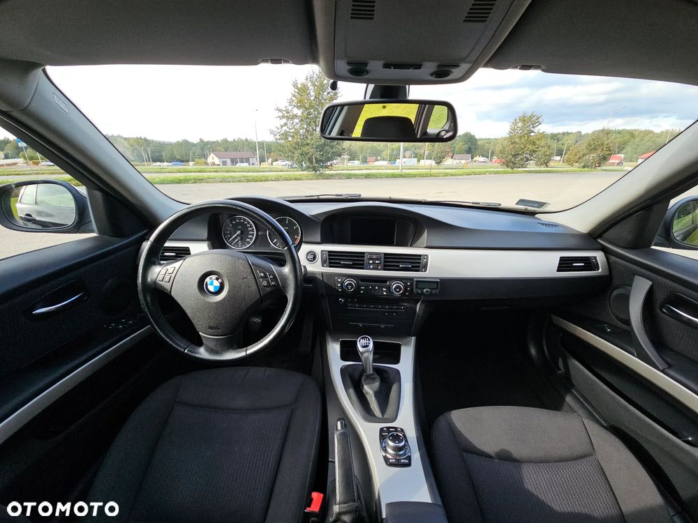 BMW Seria 3 318d Touring - 14