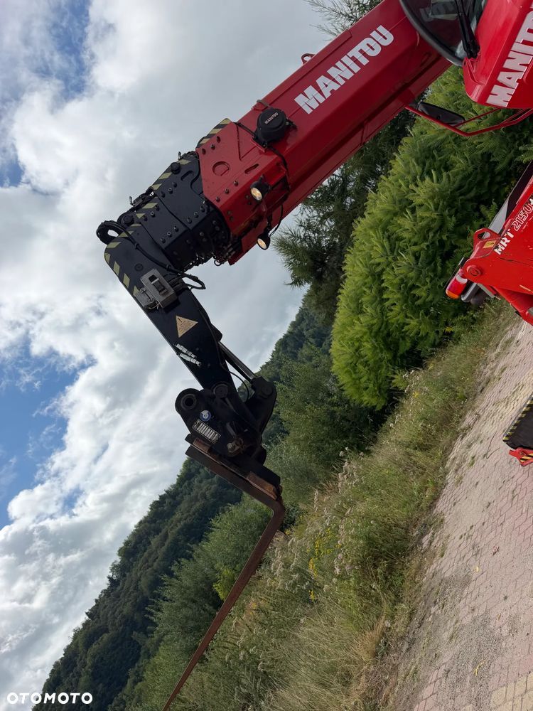 Manitou MRT2150+PRIVILEGE Ładowarka teleskopowa 4x4 ROTO 21metrów. 5 ton udźwig. Bez AdBLUE bez DPF. Maszyna jak Nowa z Norwegii 5300 mtg. 2015 rok. Obrót pełny. Zero luzów wycieków. Zadbana maszyna z Fermy Norweskiej. Silnik 160 Km. AUTEC zdalne sterowanie. Ani deka luzów czy wycieków. Opony jak Nowe. Pełny Oryginał. Niski przebieg. Stabilizatory. Zamki na tłokach. OKAZJA. Jest to model przystosowany do pracy z koszem. - 6