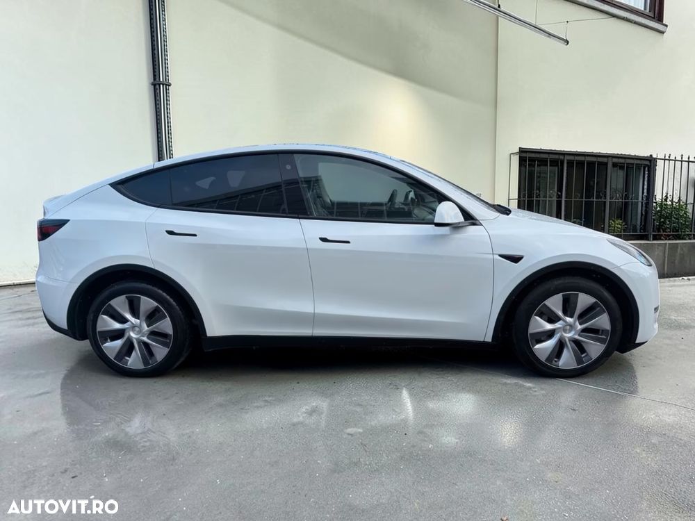 Tesla Model Y - 8