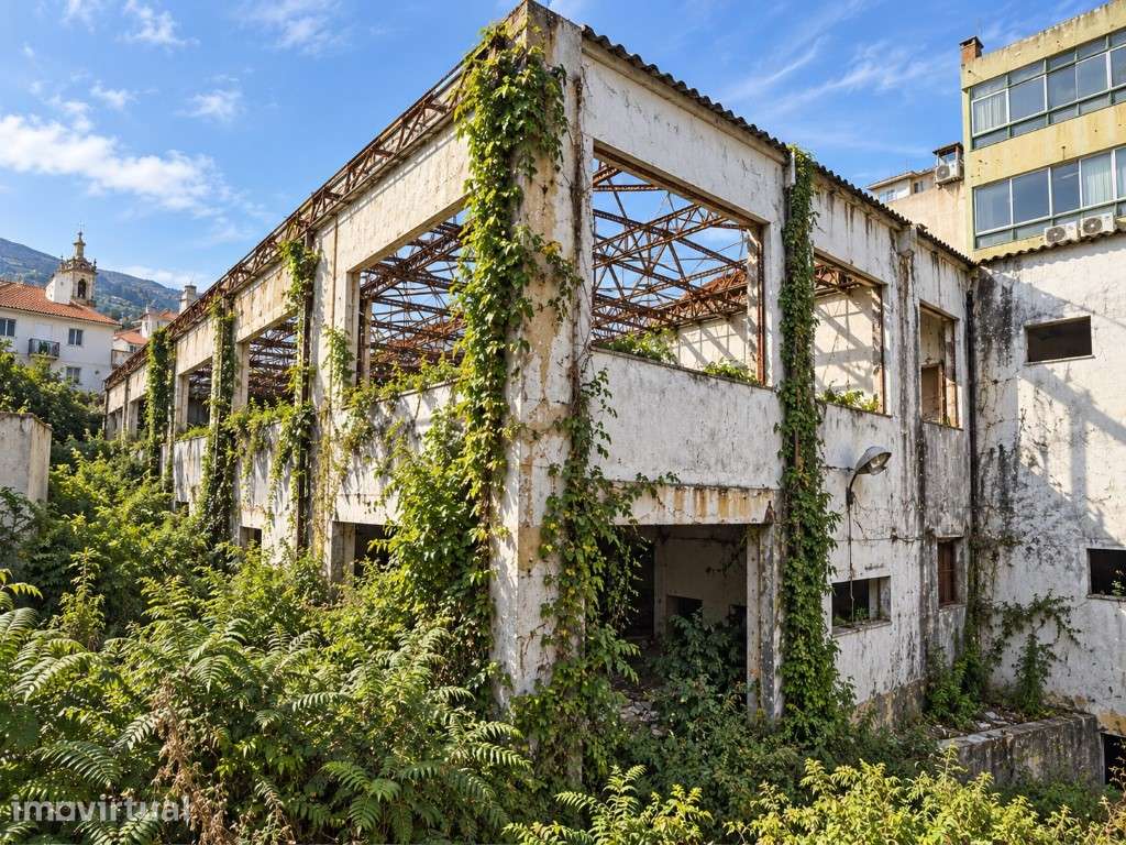 Prédio inacabado de 3 pisos no centro histórico da Covilhã - Grande imagem: 2/13