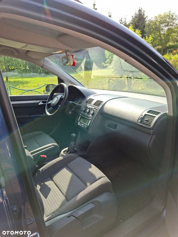 Volkswagen Touran - 10