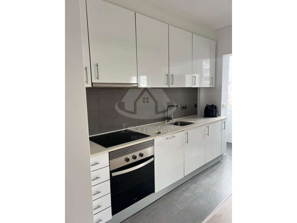 T2 totalmente remodelado com terraço em Loures - pronto a habitar - Grande imagem: 5/38