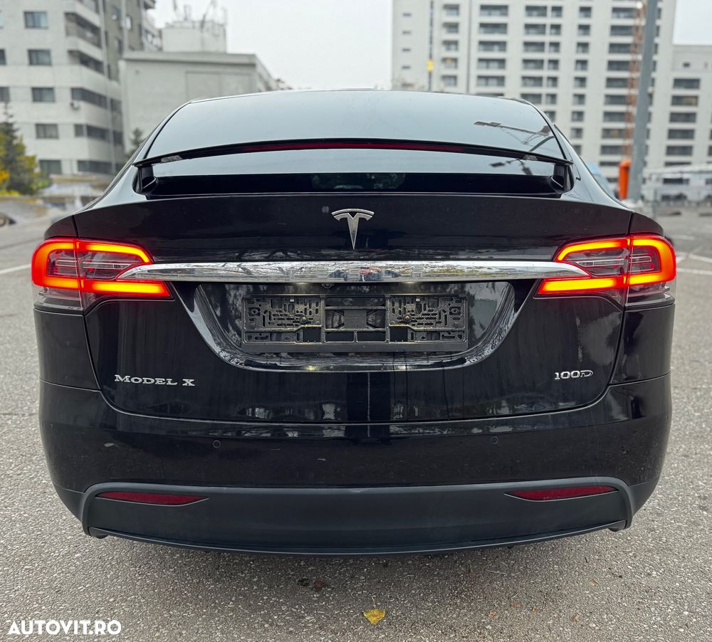 Tesla Model X - 8