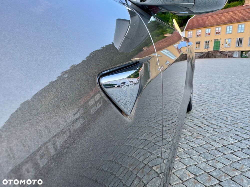 Tesla Model S - 21