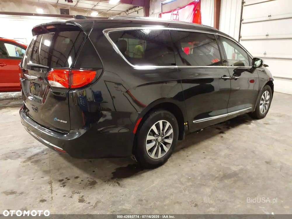 Chrysler Pacifica - 16