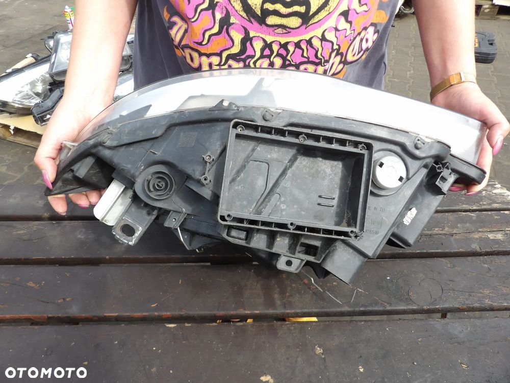 BMW - E87 - PRAWA LAMPA PRZEDNIA - URWANE USZY - UK - 7249652 - 5
