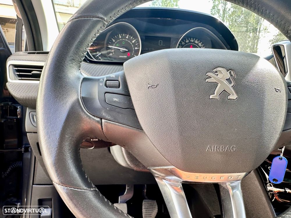 Peugeot 2008 1.2 PureTech Signature - 19