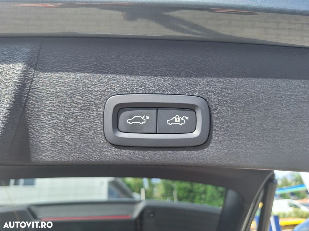 Volvo XC 40 B3 AT FWD MHEV Plus Dark - 35
