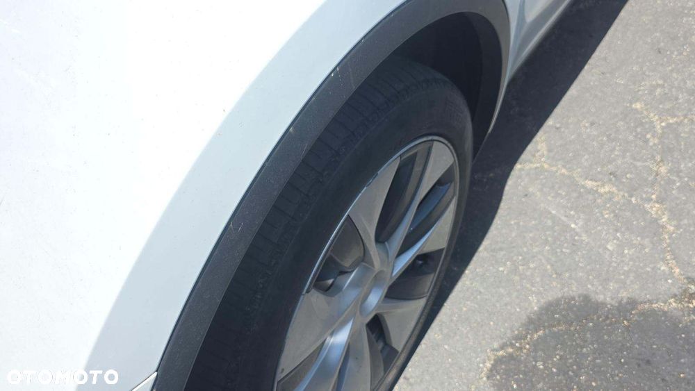 Tesla Model Y Long Range Dual Motor AWD - 22