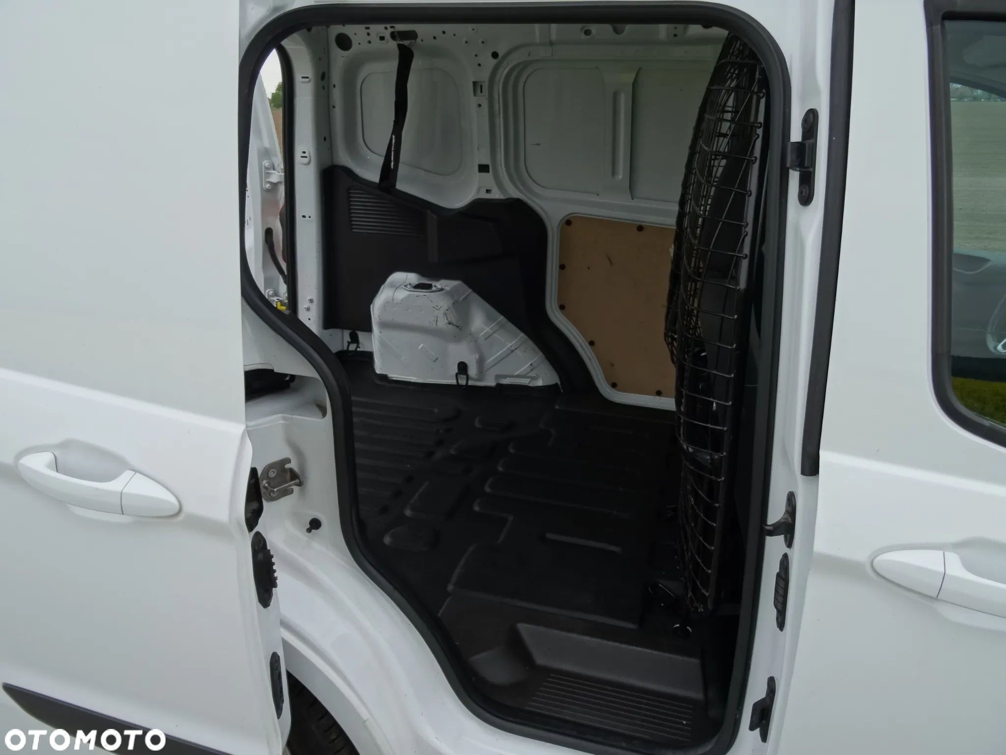 Ford Transit Courier - 12