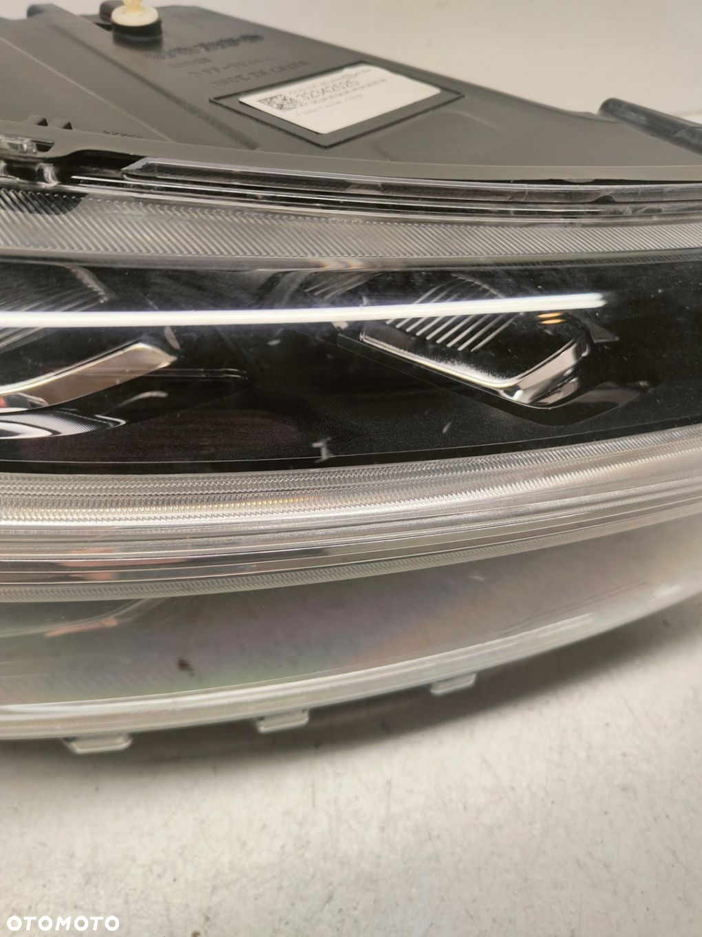 VOLVO XC40 LAMPA PRAWY PRZÓD EU MID LED 32342525 - 2