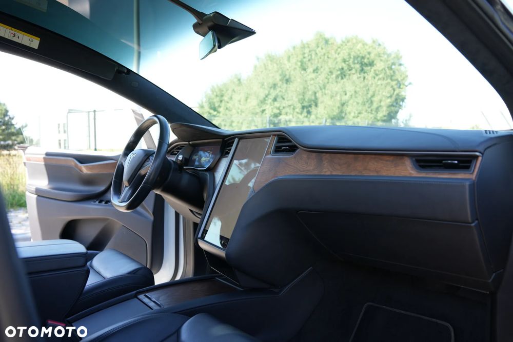 Tesla Model X - 11
