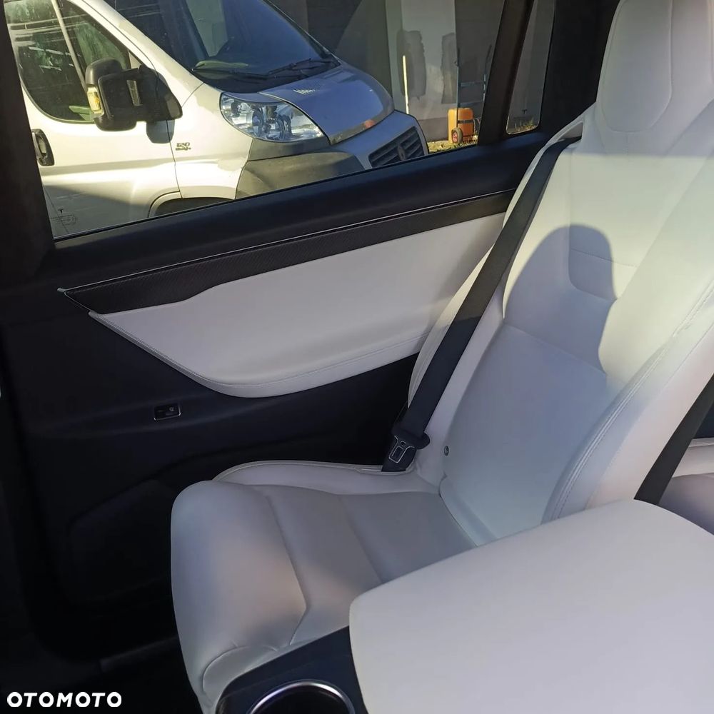 Tesla Model X - 15