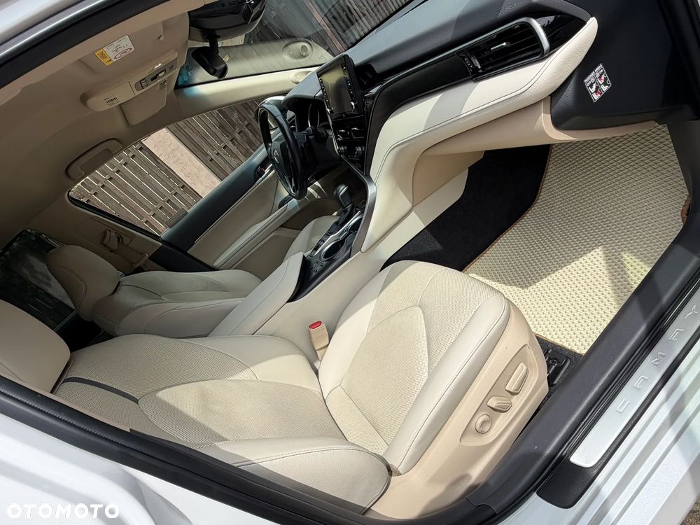 Toyota Camry 2.5 Hybrid Executive CVT - 12