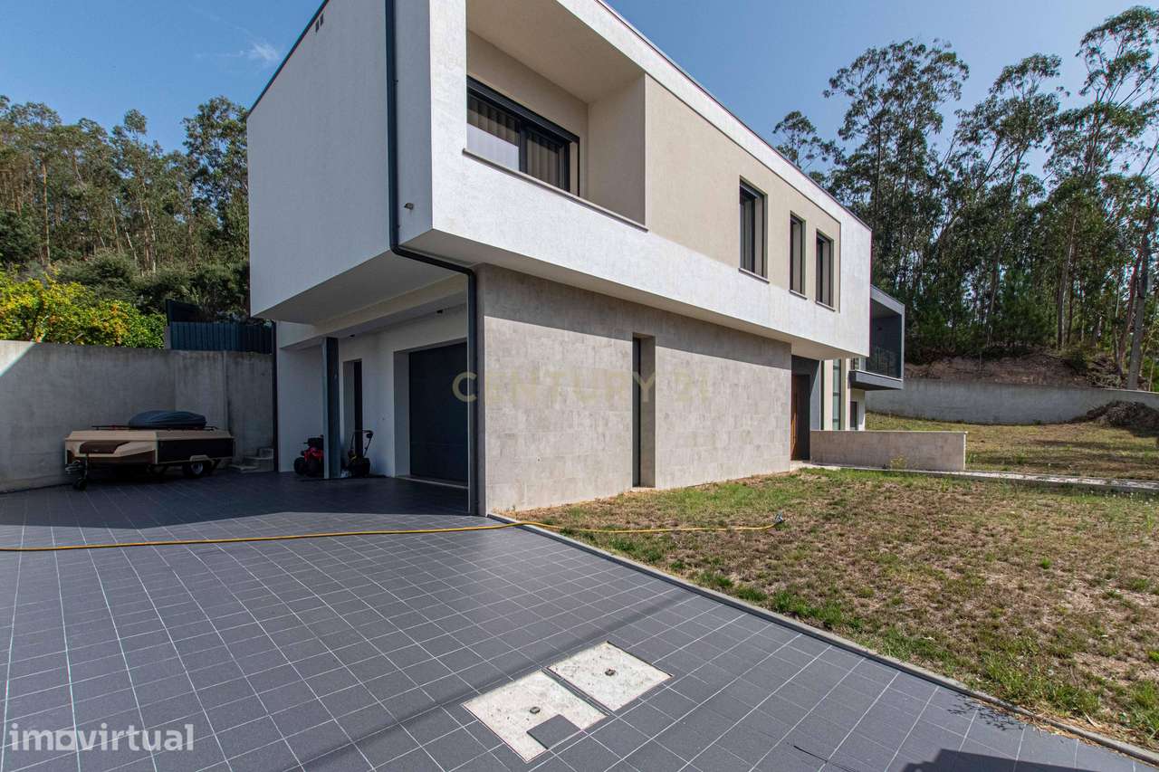Moradia T4 semi-nova com Piscina, Garagem + Parcela de Terreno Rústico - Grande imagem: 4/60