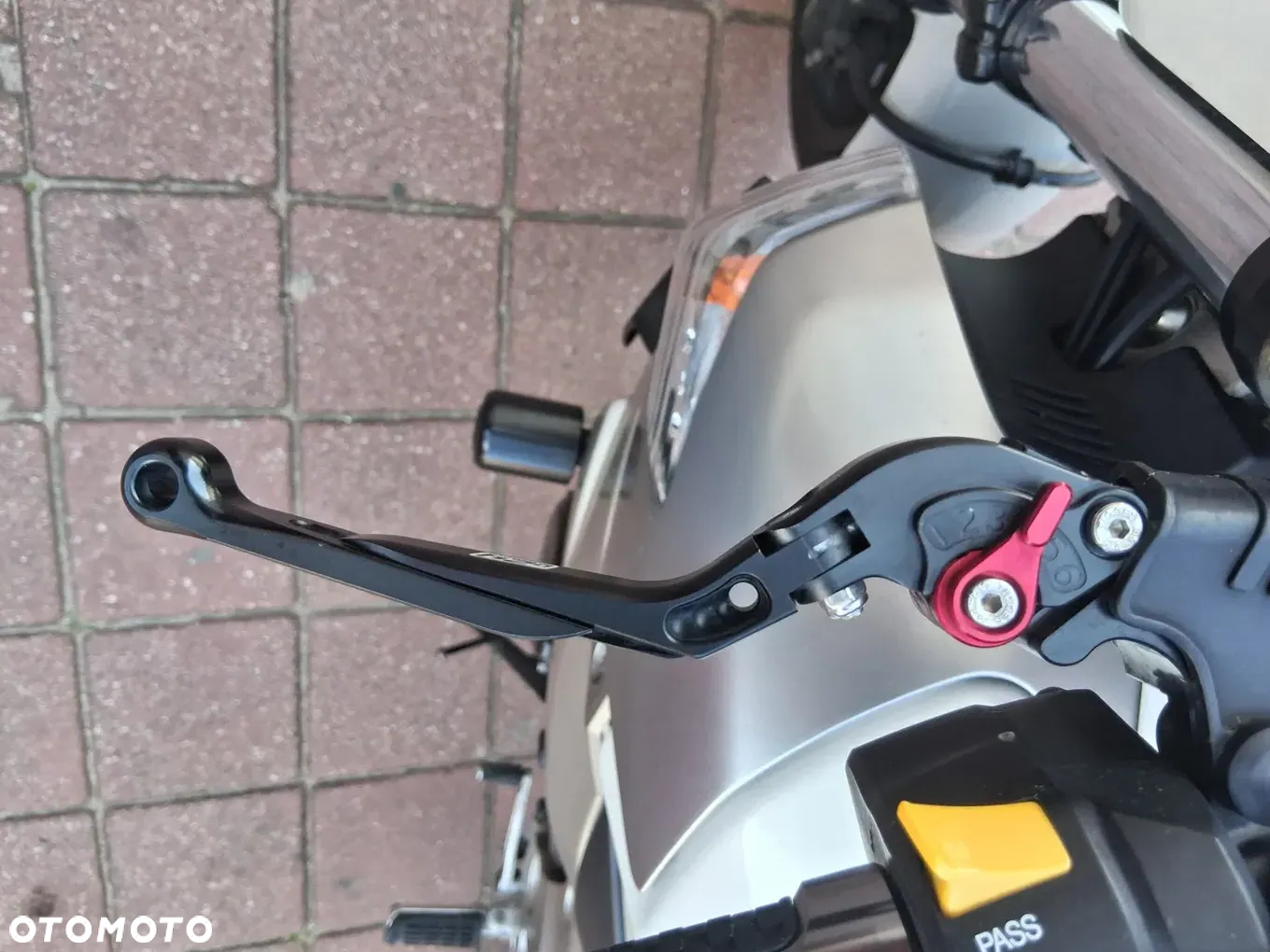 Suzuki GSR - 11