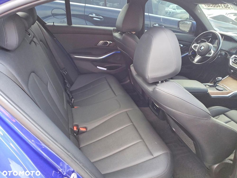 BMW Seria 3 330i xDrive M Sport - 10