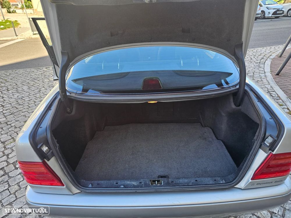 Mercedes-Benz E 220 D Classic - 10