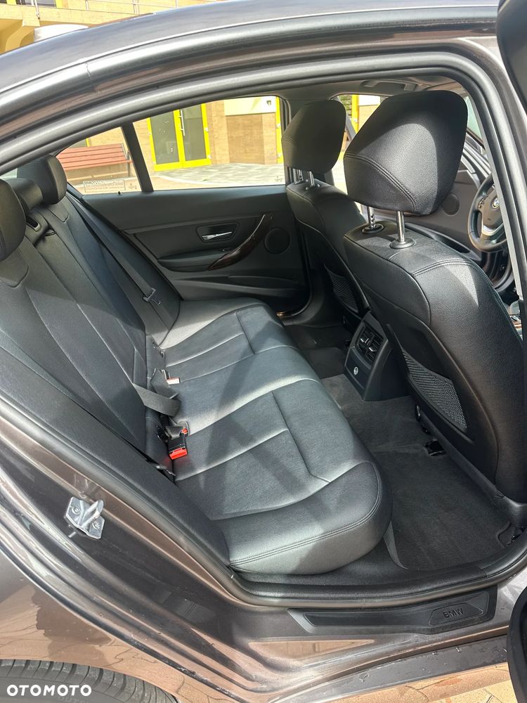 BMW Seria 3 328i xDrive - 34