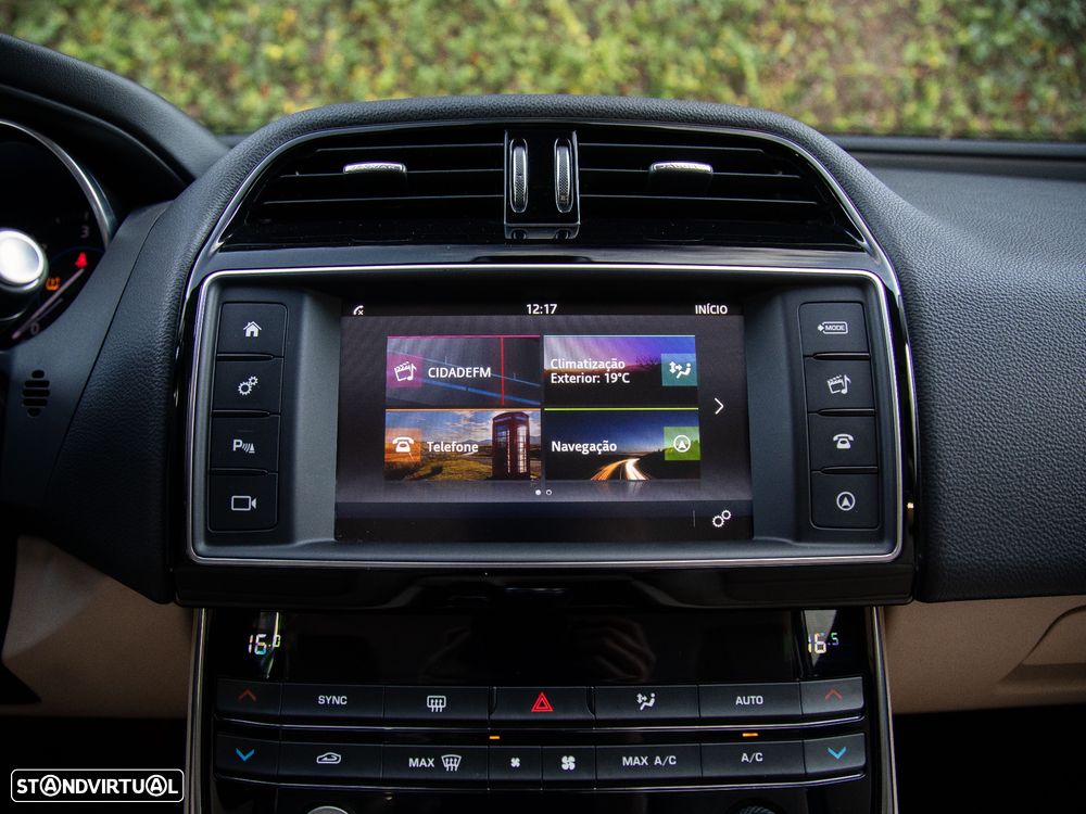 Jaguar XE 2.0 D Prestige - 29