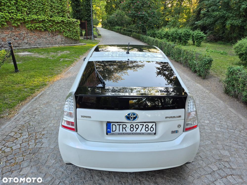 Toyota Prius (Hybrid) Executive - 14