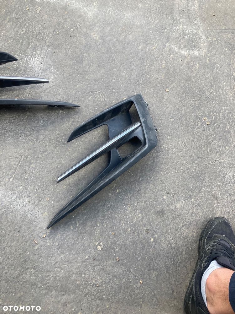 RENAULT Megane IV 4 lift prawa chrom kratka ZDERZAKA  przedniego KRATKA halogenu W ZDERZAK  przedni  zaślepka na halogen - 2