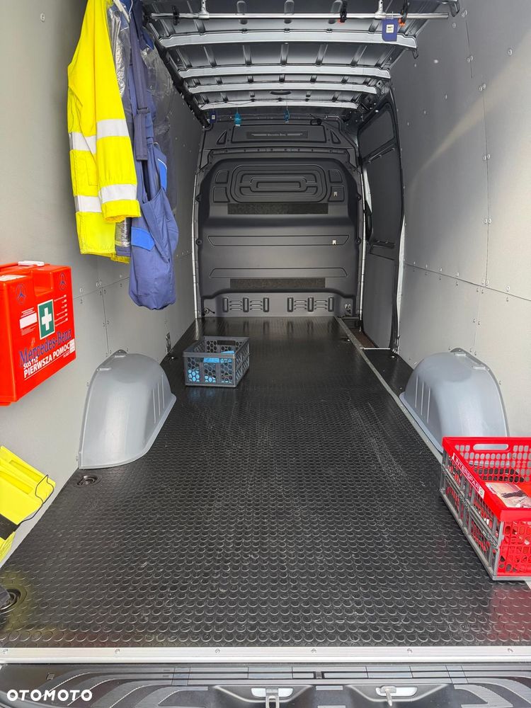 Mercedes-Benz Sprinter - 11