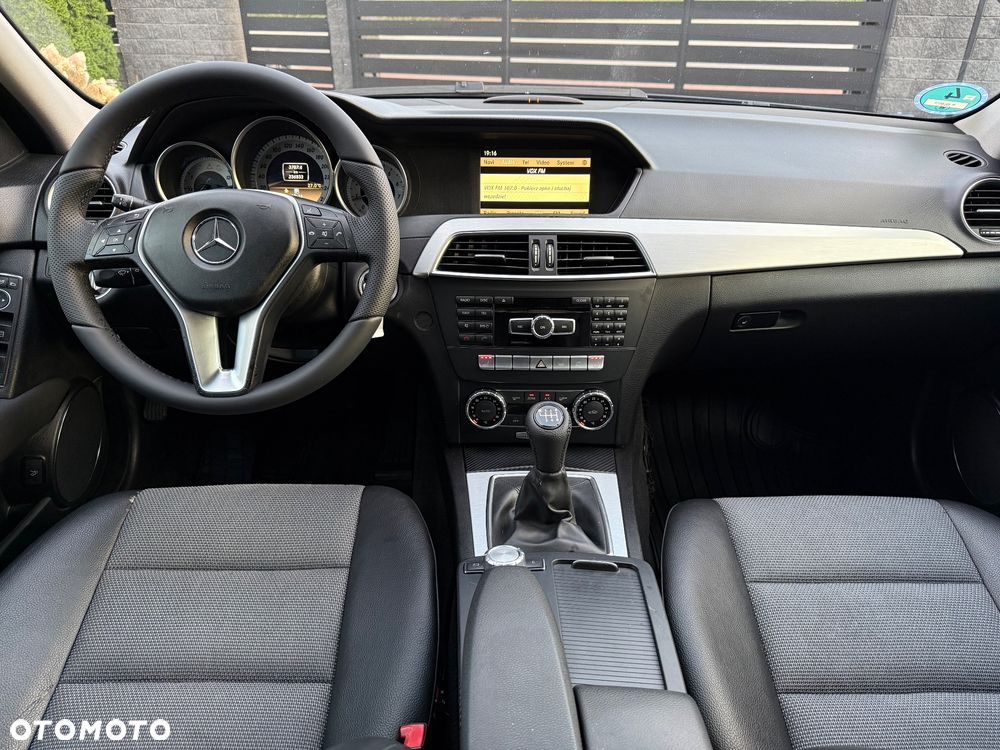 Mercedes-Benz Klasa C 180 CGI BlueEFFICIENCY Avantgarde - 37