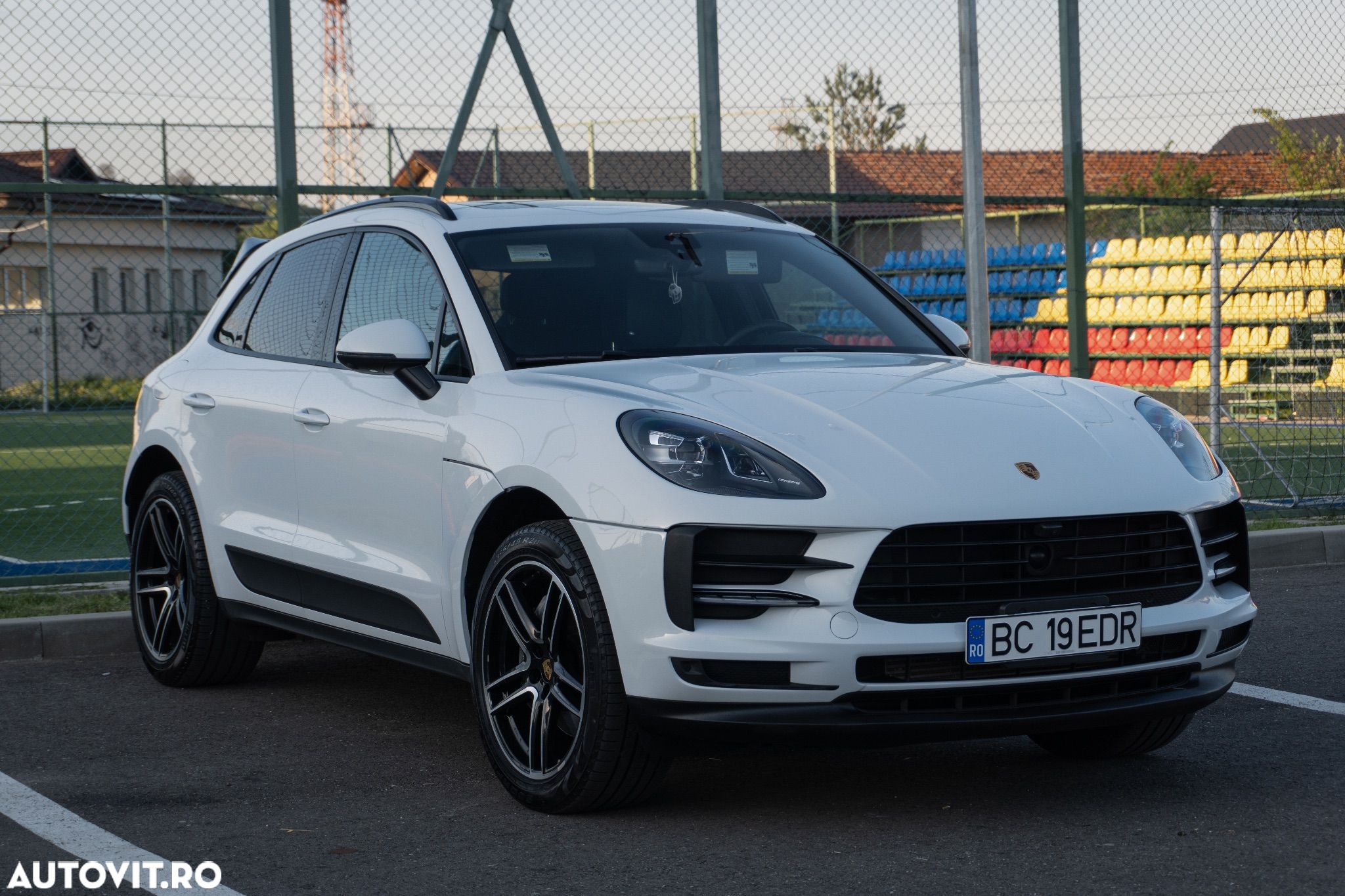 Porsche Macan Standard - 1