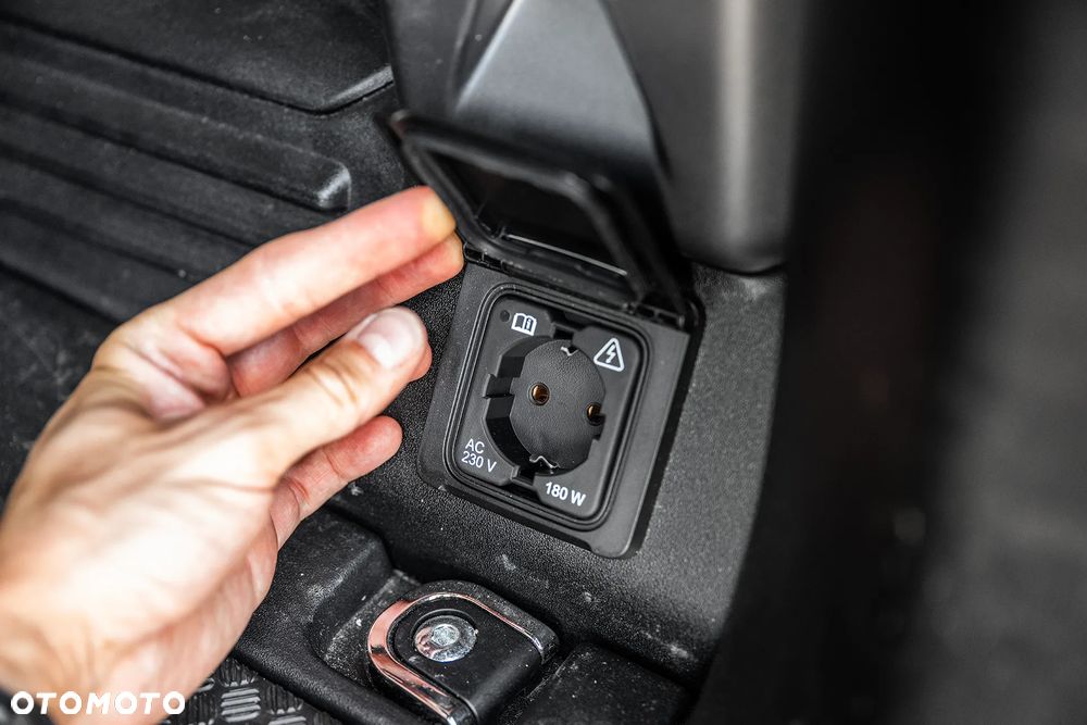 Land Rover Defender 110 D250 X-Dynamic SE - 20