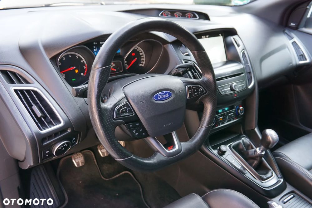 Ford Focus Turnier 2.0 EcoBoost ST mit Leder-Sport-Paket - 13