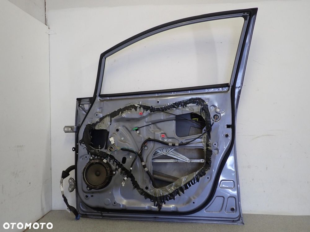 TOYOTA VERSO 09-13 DRZWI PRZEDNIE PRAWE 8T4 - 9