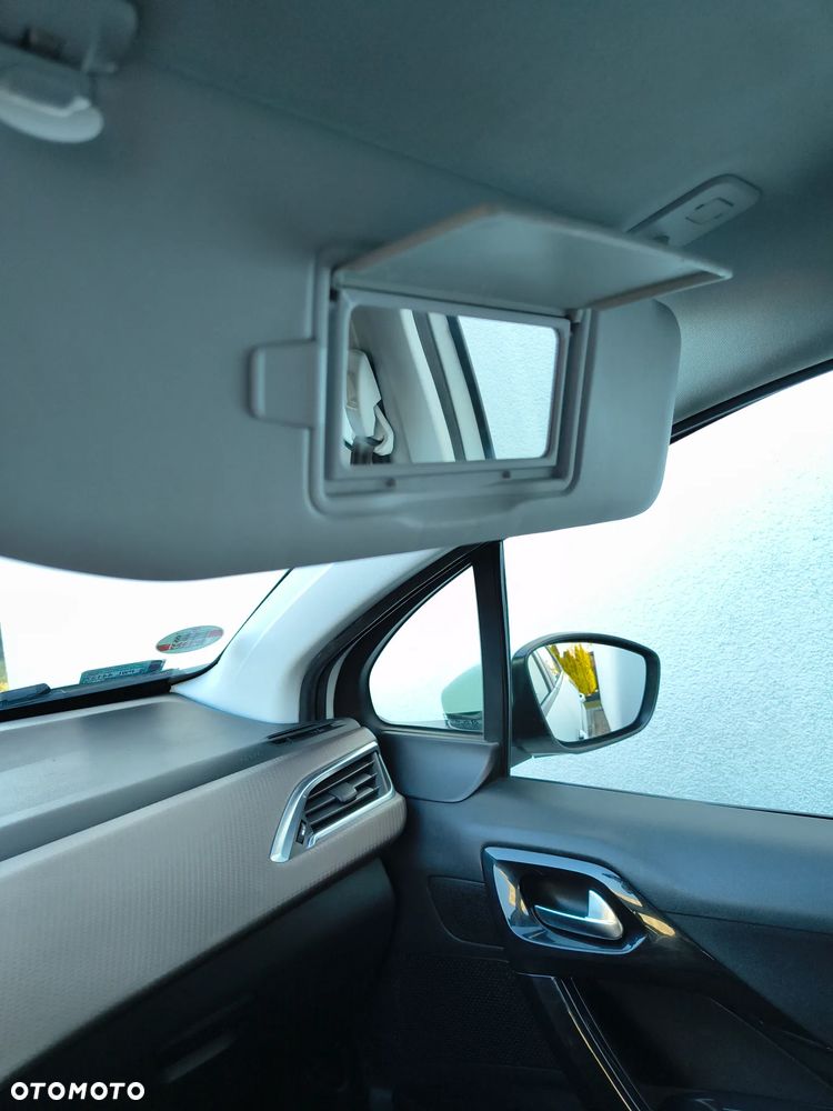 Peugeot 2008 1.2 Pure Tech Style EU6 - 17