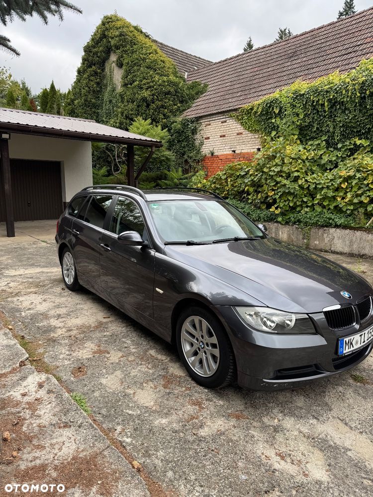BMW Seria 3 318i Touring - 1