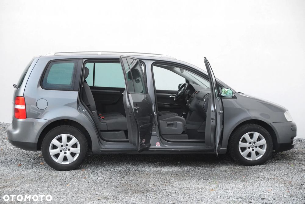 Volkswagen Touran 2.0 TDI Trendline DSG - 24