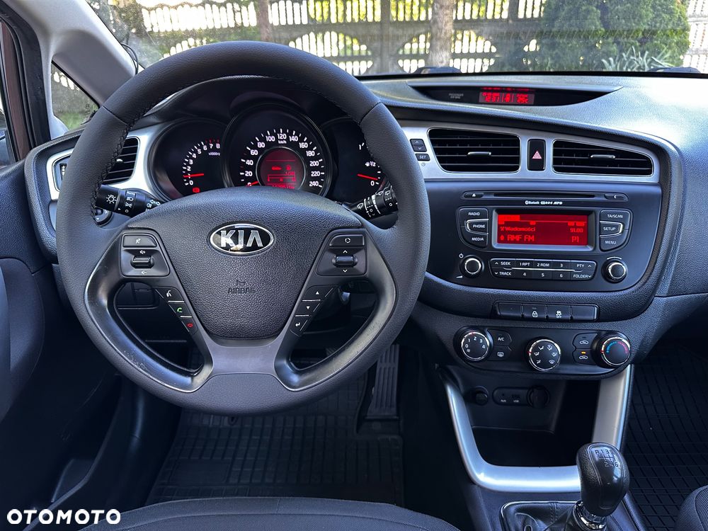Kia Ceed 1.4 CVVT Fifa World Cup Edition - 30