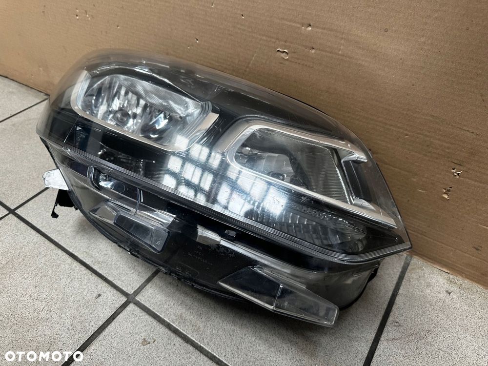 citroen jumpy iii 3 2016-23 rok vivaro 2019-23 rok 9808567680 lampa prawa - 2